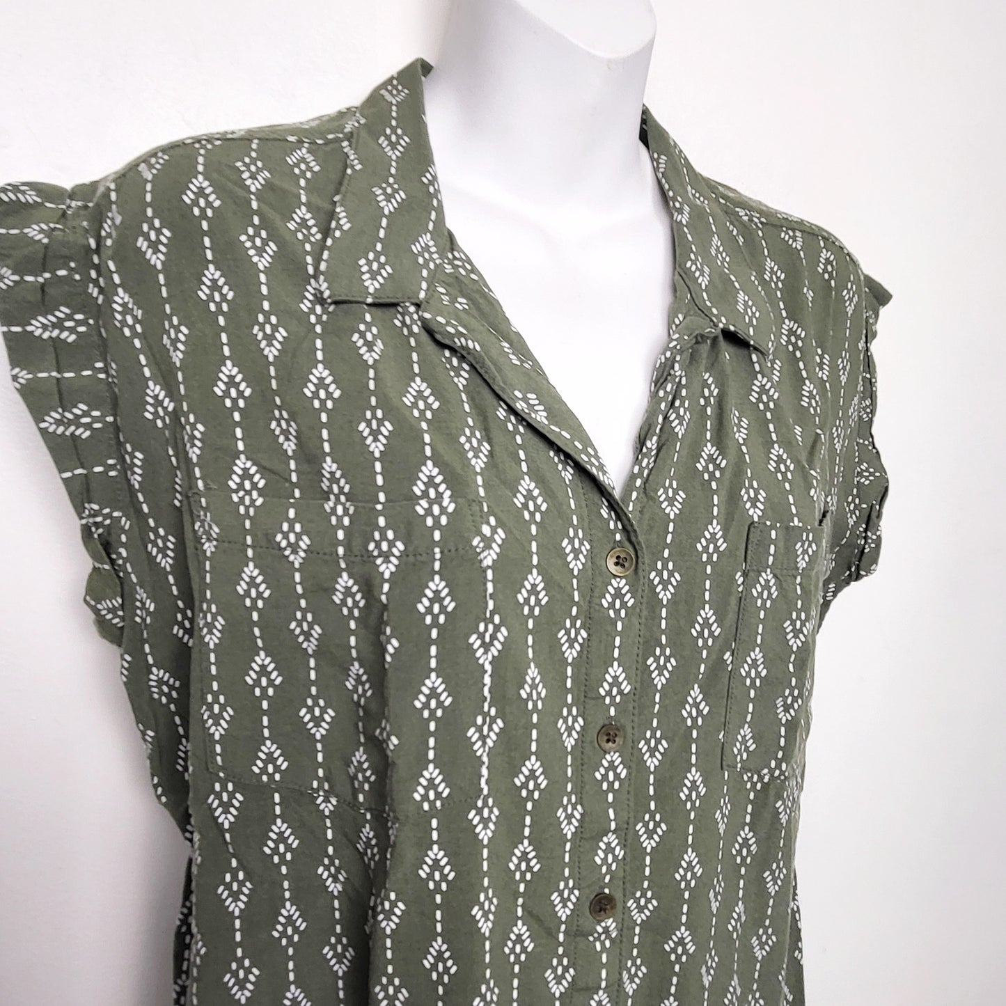 CCRT1 - Jachs Girlfiend olive green printed loose fit button down rayon blouse. Size small