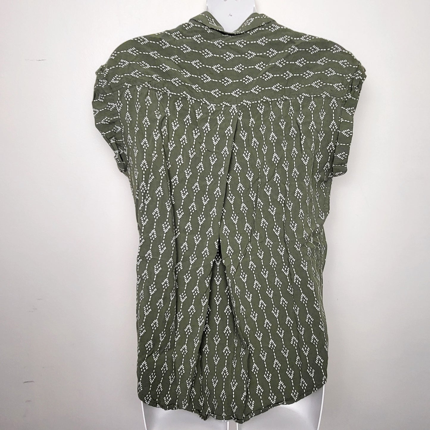 CCRT1 - Jachs Girlfiend olive green printed loose fit button down rayon blouse. Size small