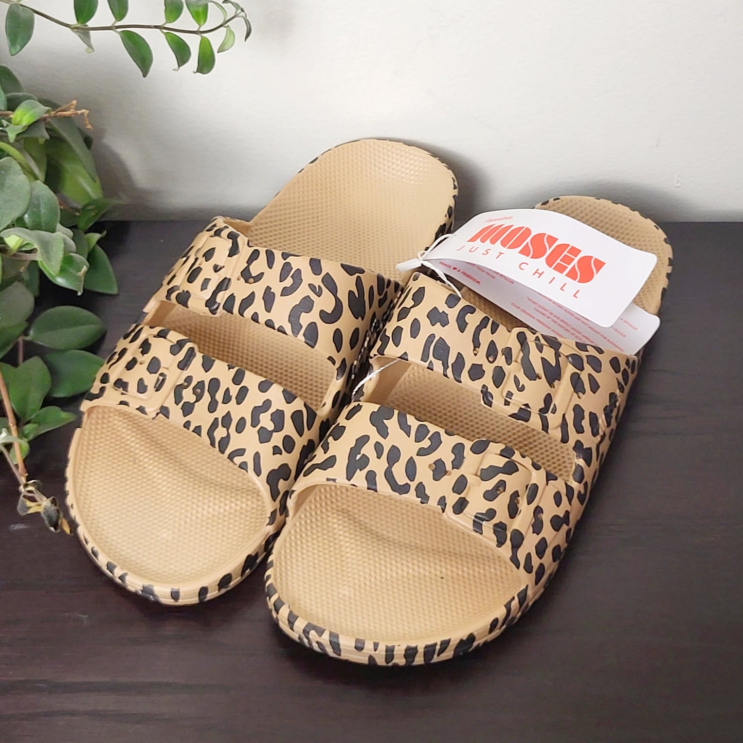 BAUB2 - NEW - Freedom Moses leopard print slides. Size 8/9