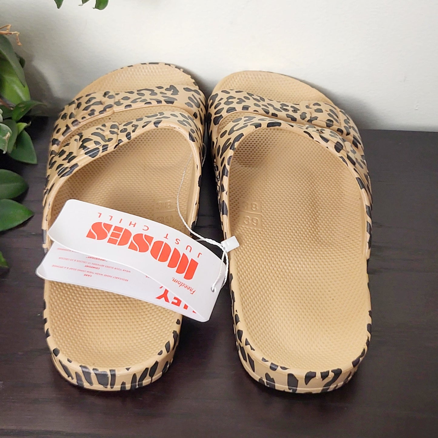 BAUB2 - NEW - Freedom Moses leopard print slides. Size 8/9