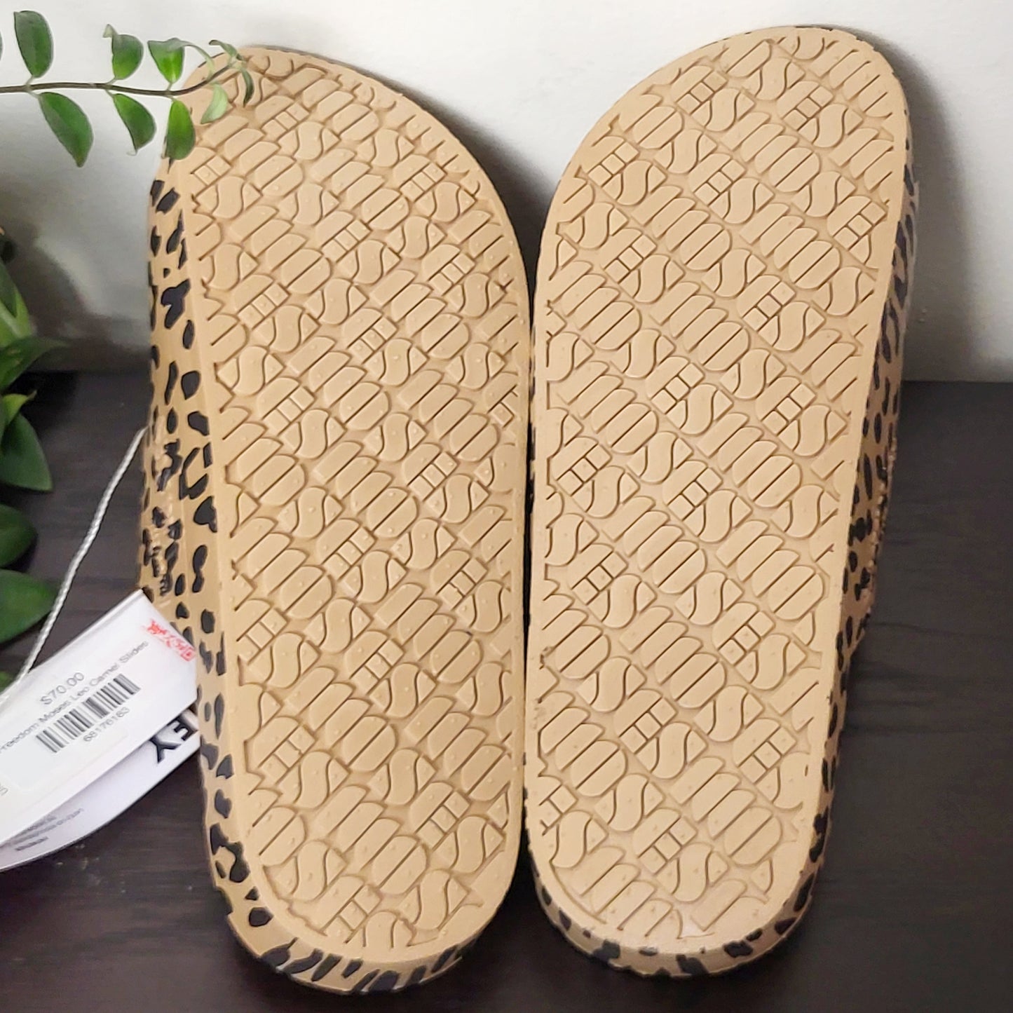 BAUB2 - NEW - Freedom Moses leopard print slides. Size 8/9