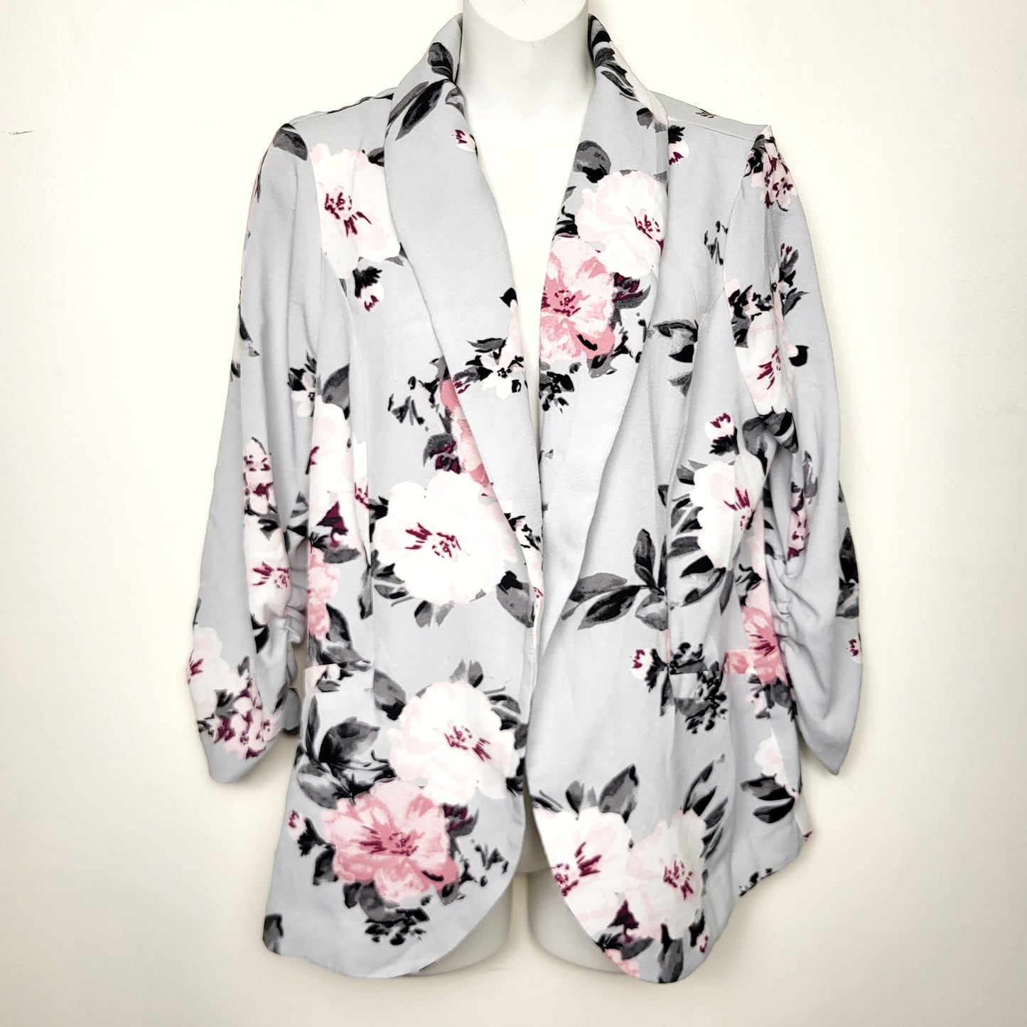 BBIN1 - Ricki's grey floral print lightweight blazer. Size medium