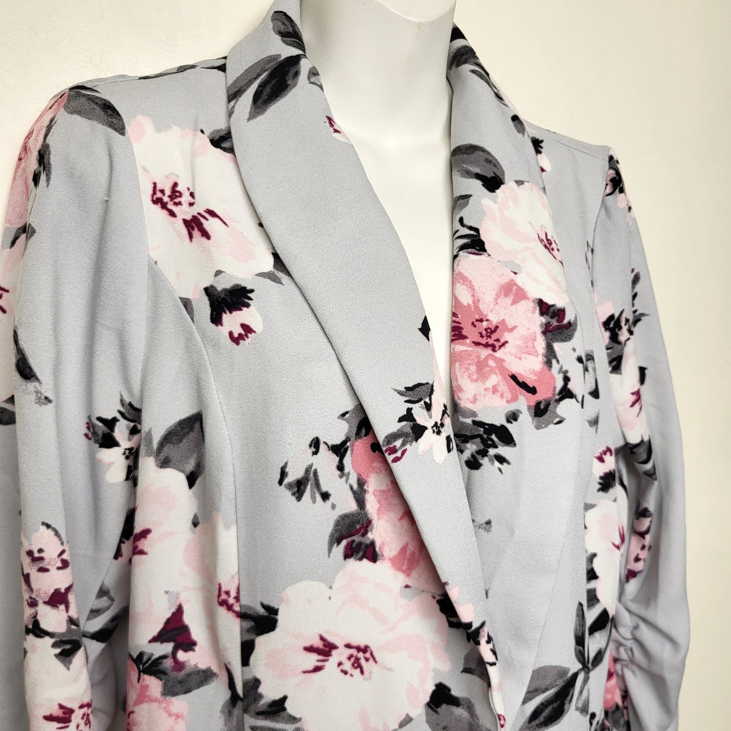 BBIN1 - Ricki's grey floral print lightweight blazer. Size medium