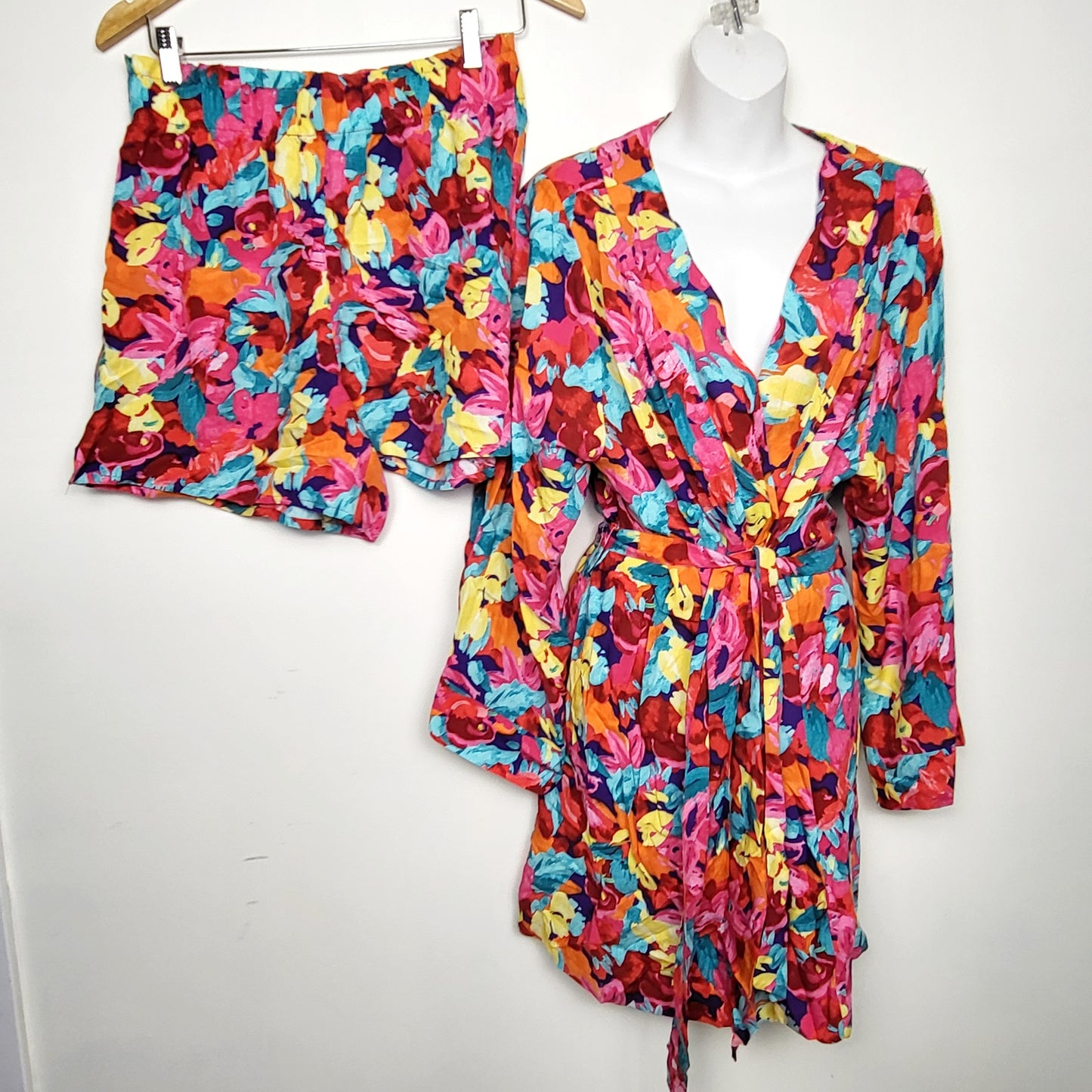 LSEV1 - LC WAIKIKI Shawl Collar Floral Women's Kimono and Shorts Set. Size XL