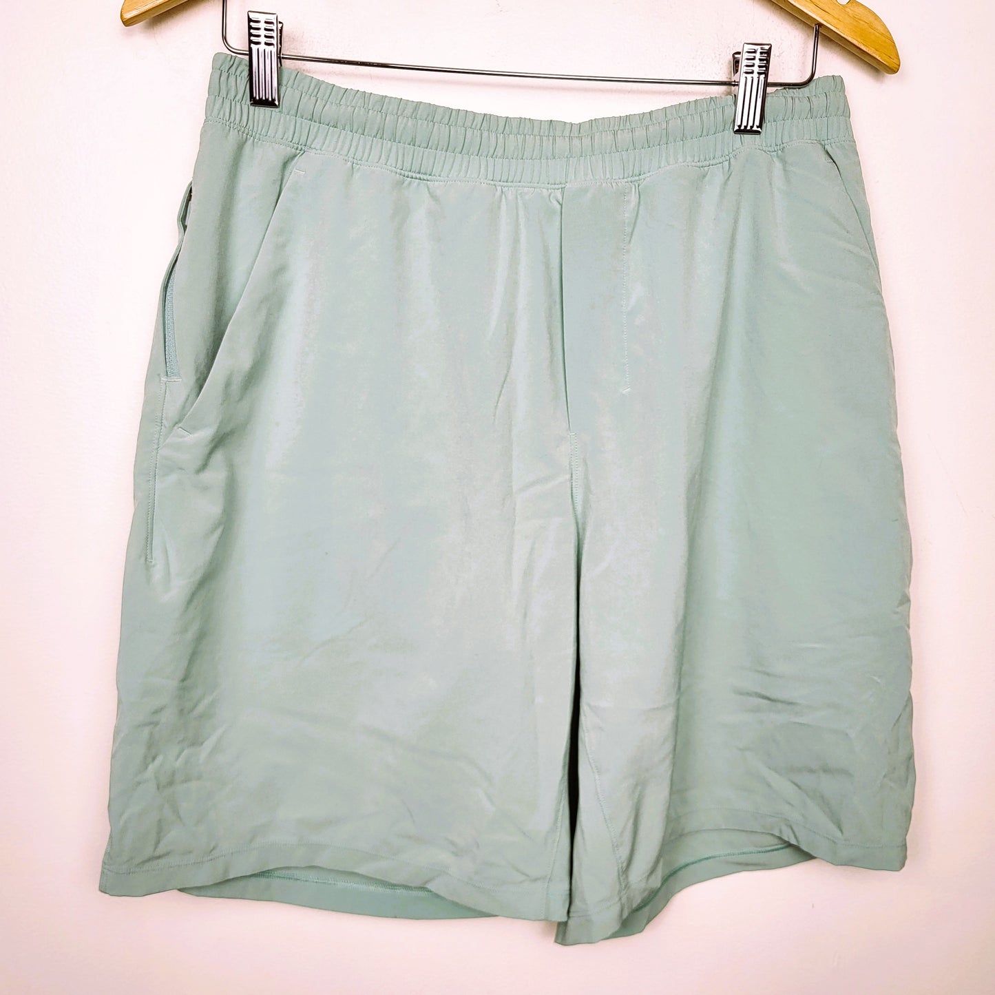 BBIN2 - Lululemon Pacebreaker shorts in willow green colour. Size 7