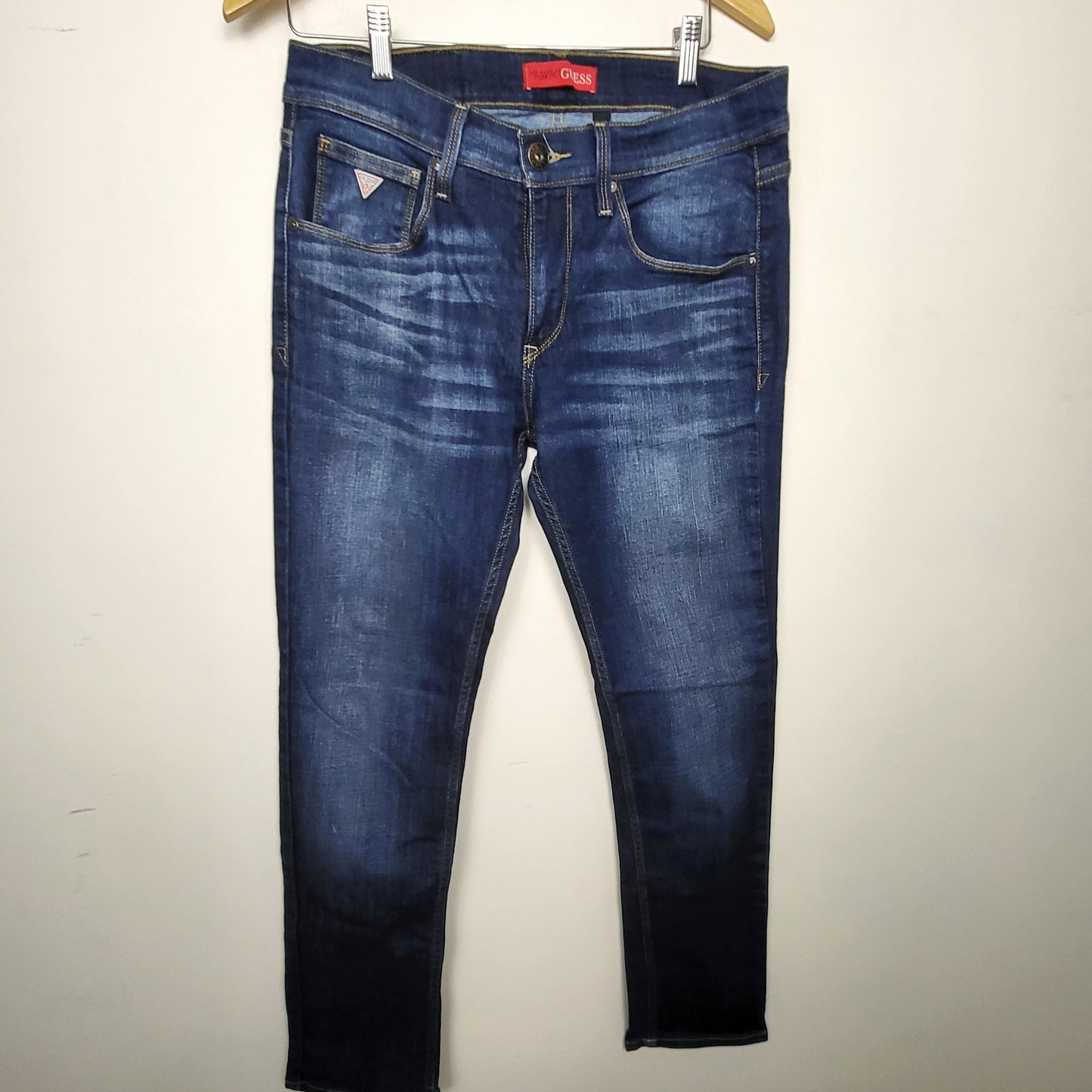 BBIN2 - Guess "Vermont" slim fit jeans. Size 32x32