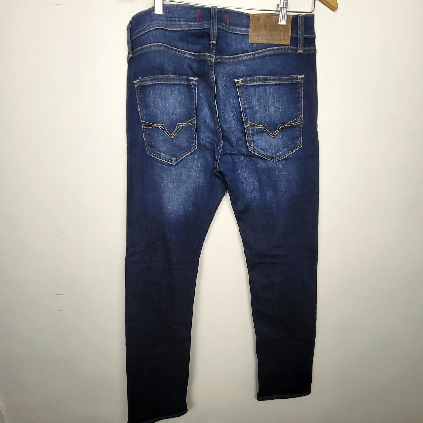 BBIN2 - Guess "Vermont" slim fit jeans. Size 32x32