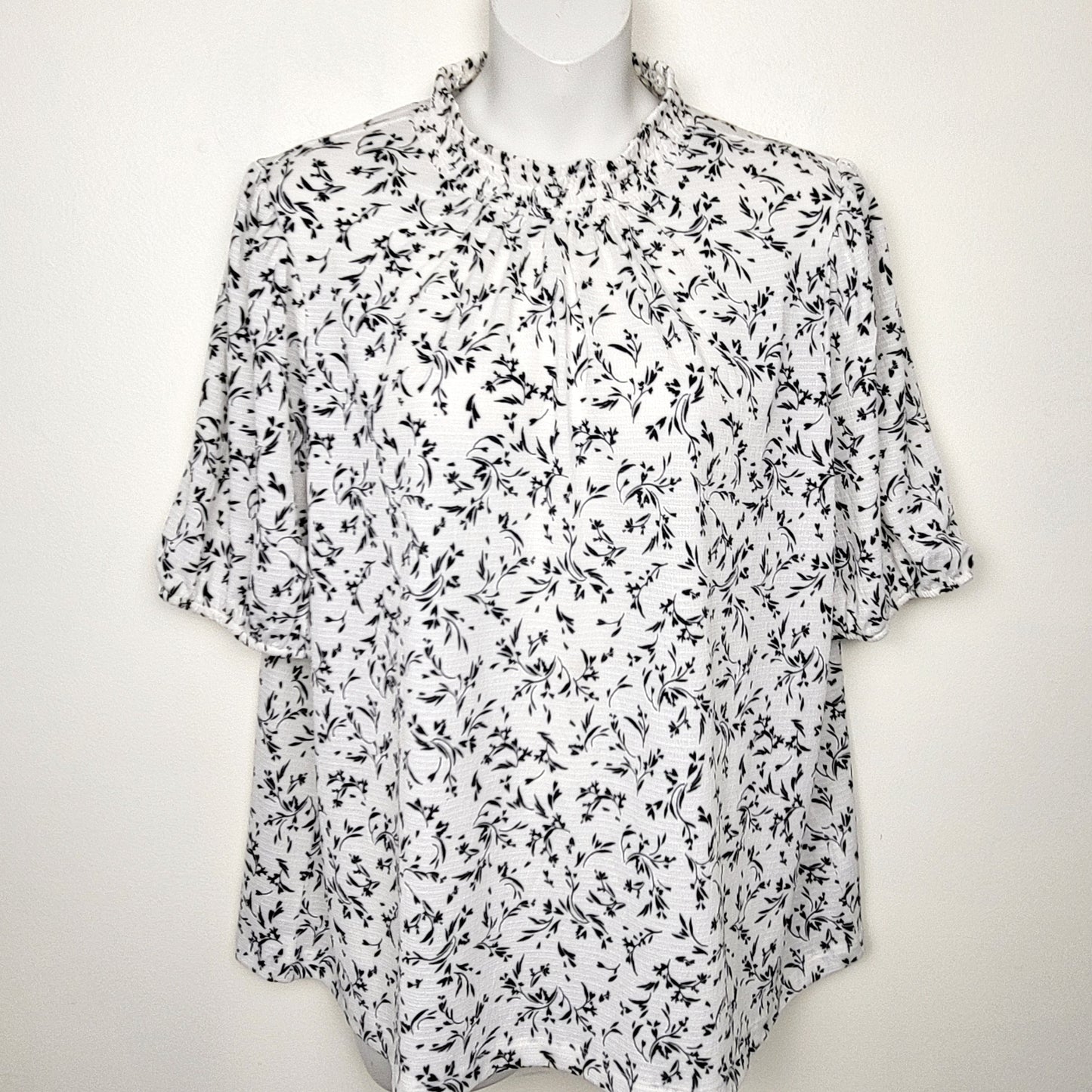 ACAR - Reitmans black and white floral print blouse. Size XL