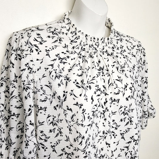 ACAR - Reitmans black and white floral print blouse. Size XL