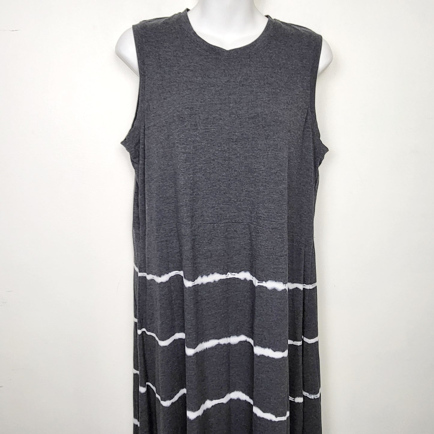 ZSFO1 - Denver Hayes grey striped loose fit sleeveless maxi dress. Size large