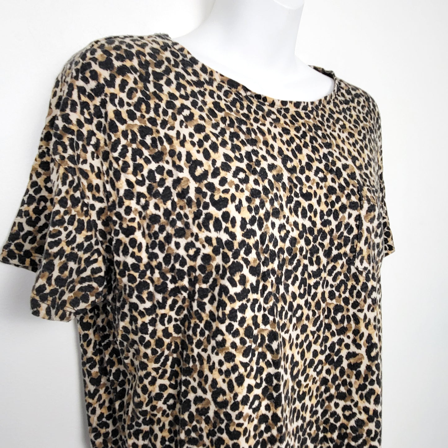 ZSFO1 - Old Navy leopard print loose fit "easy tee" t-shirt. Size large