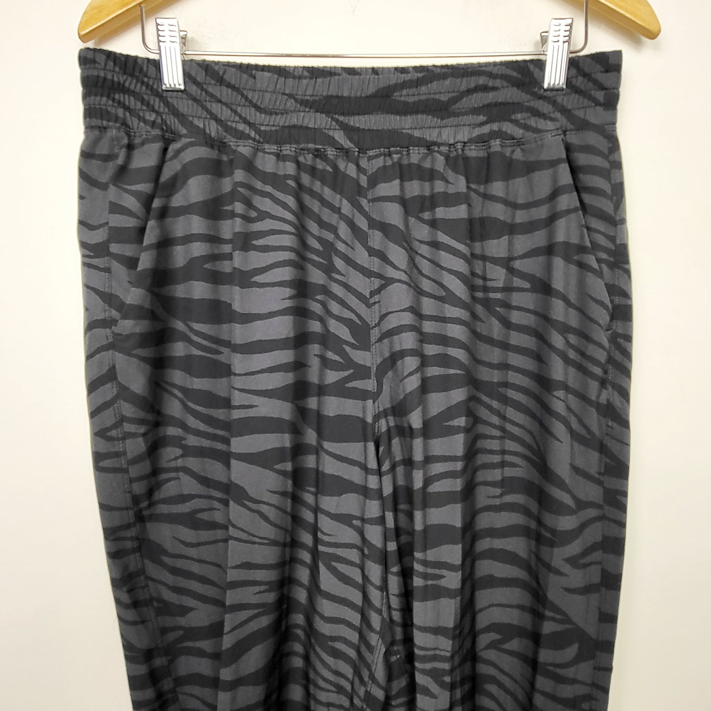 ZSFO1 - Old Navy Zebra Print High-Waisted StretchTech Tapered Pants. Size large