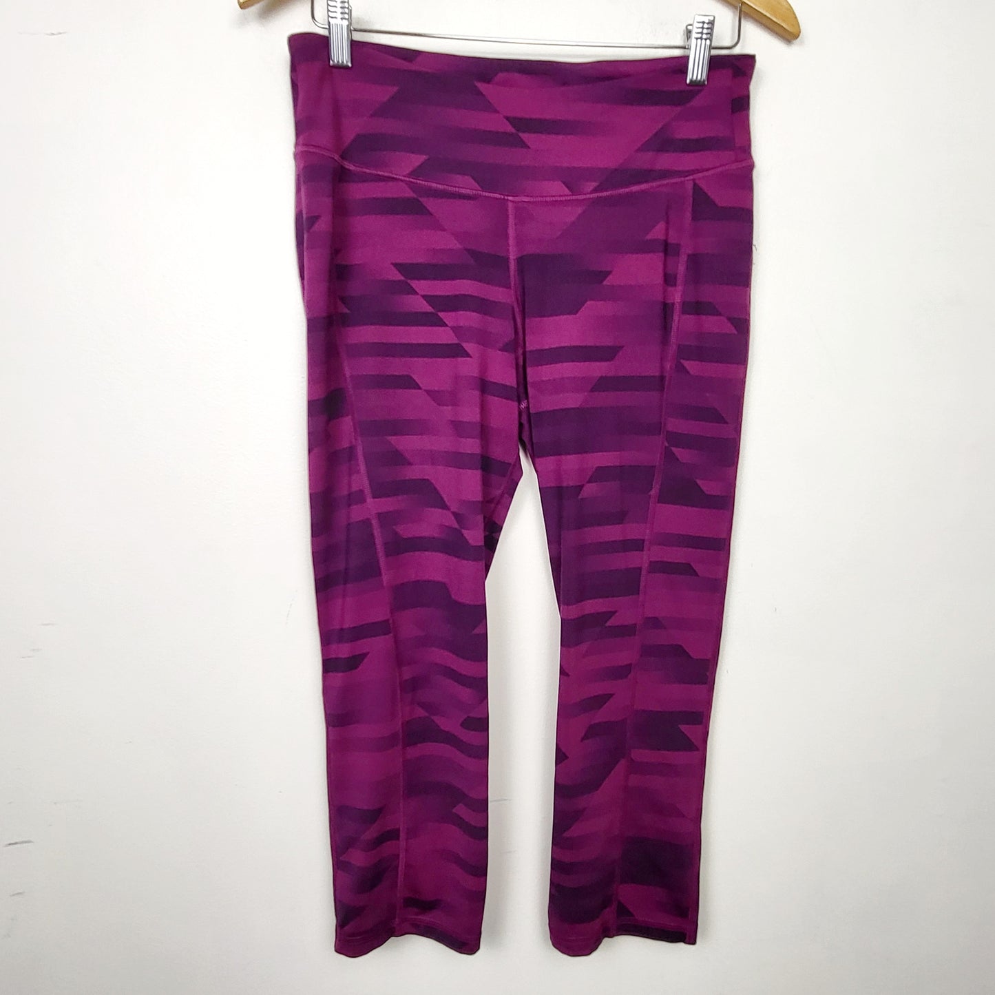 ZSFO1 - Old Navy purple patterned capri length active leggings. Size large