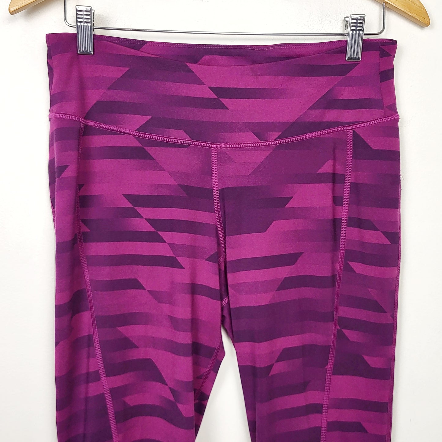 ZSFO1 - Old Navy purple patterned capri length active leggings. Size large