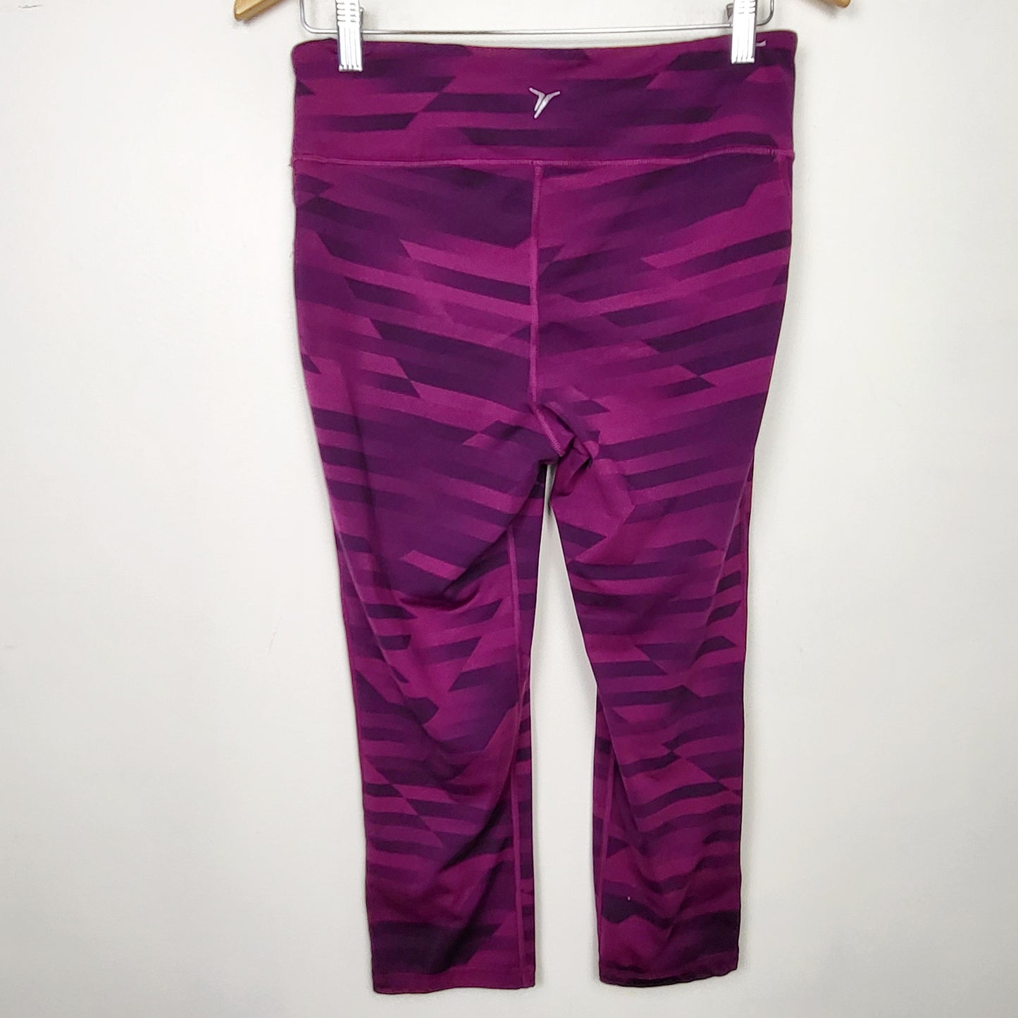 ZSFO1 - Old Navy purple patterned capri length active leggings. Size large