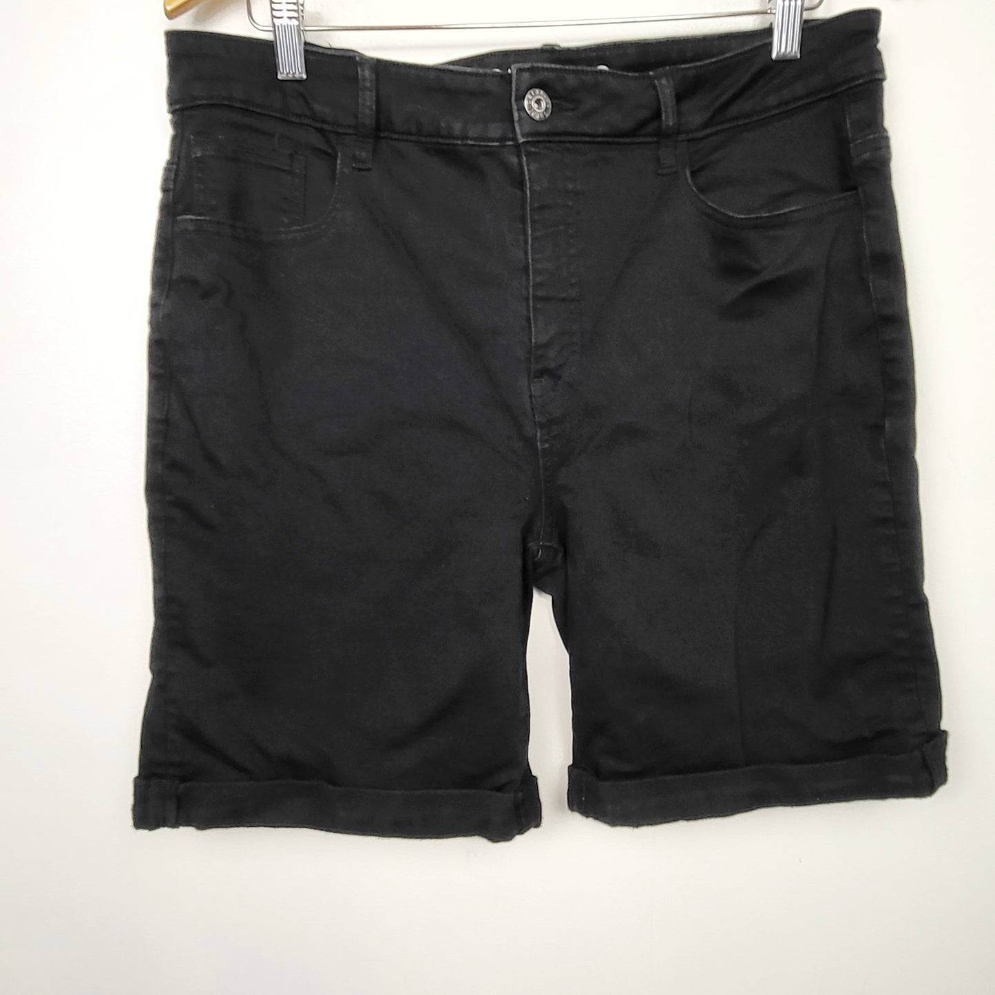 ZSFO1 - Parasuco black stretch denim Bermuda jean shorts. Size 14