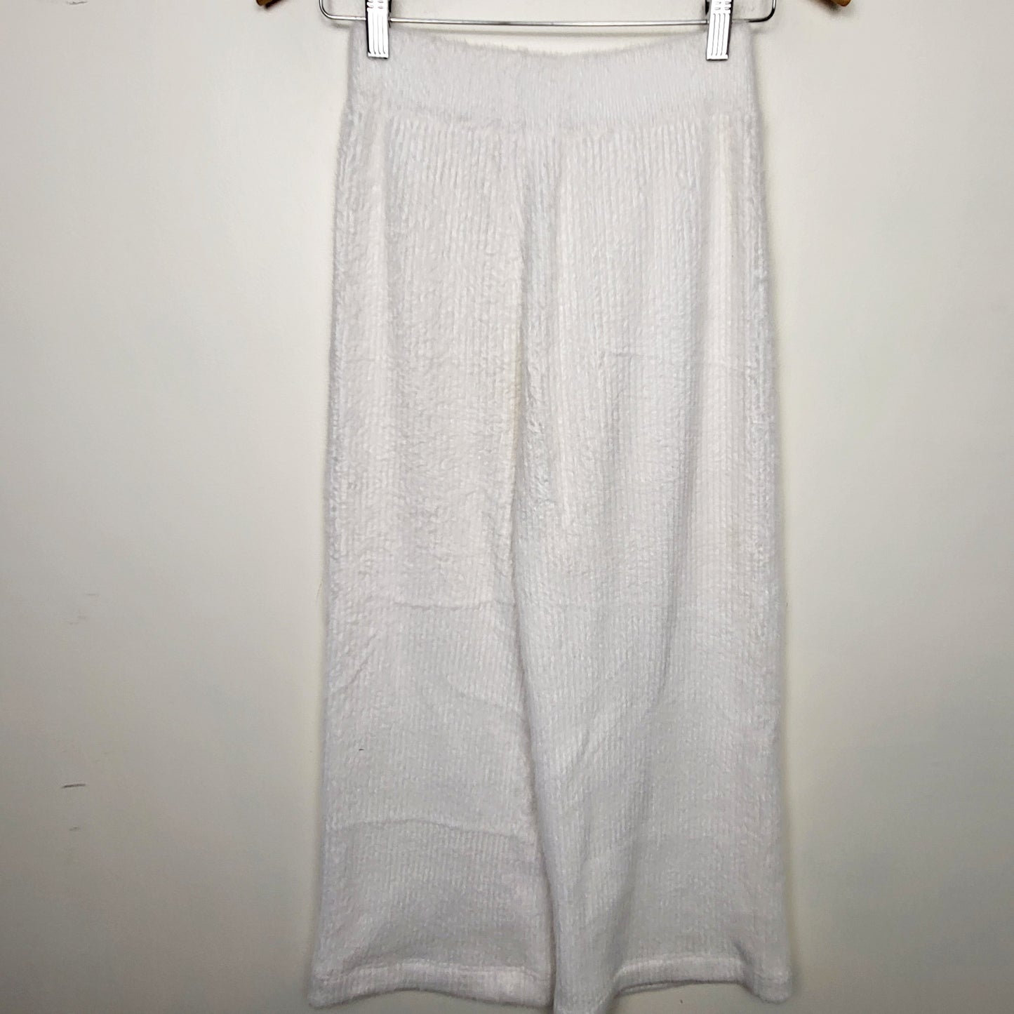 CHZO1 - White minky feel knit high waisted wide leg sweater pants. Sizes like an XS