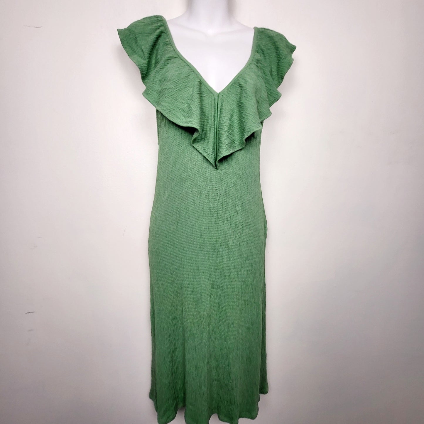 KTRC1 - Zara green smocked v-neck ruffle front sleeveless dress. Size small