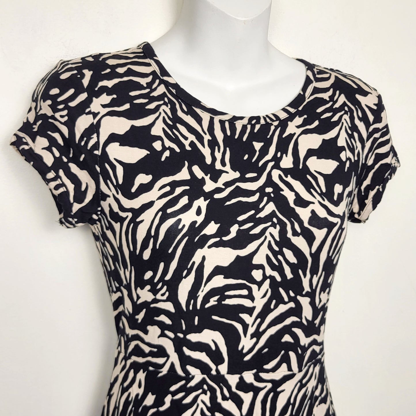 KTRC1 - NEW Joe Fresh zebra print short sleeved dress. Size XS 🍁