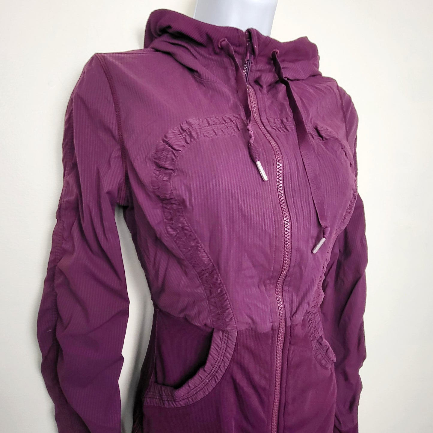 KTRC1 - Lululemon Reversible Dance Studio Jacket III in plum. Sizes like an XS 🍁