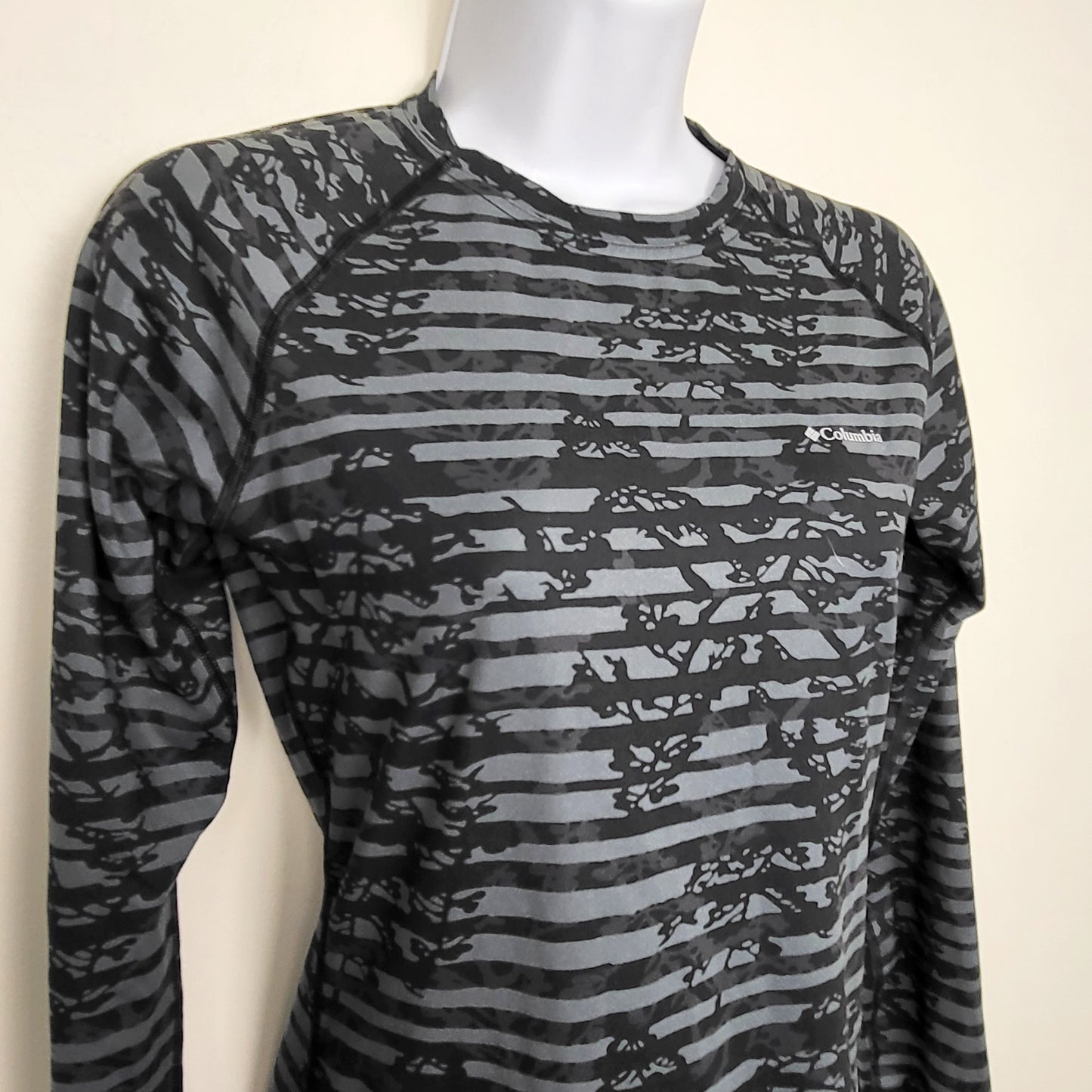 KTRC1 - Columbia black and grey patterned omni-heat base layer shirt. Size XS