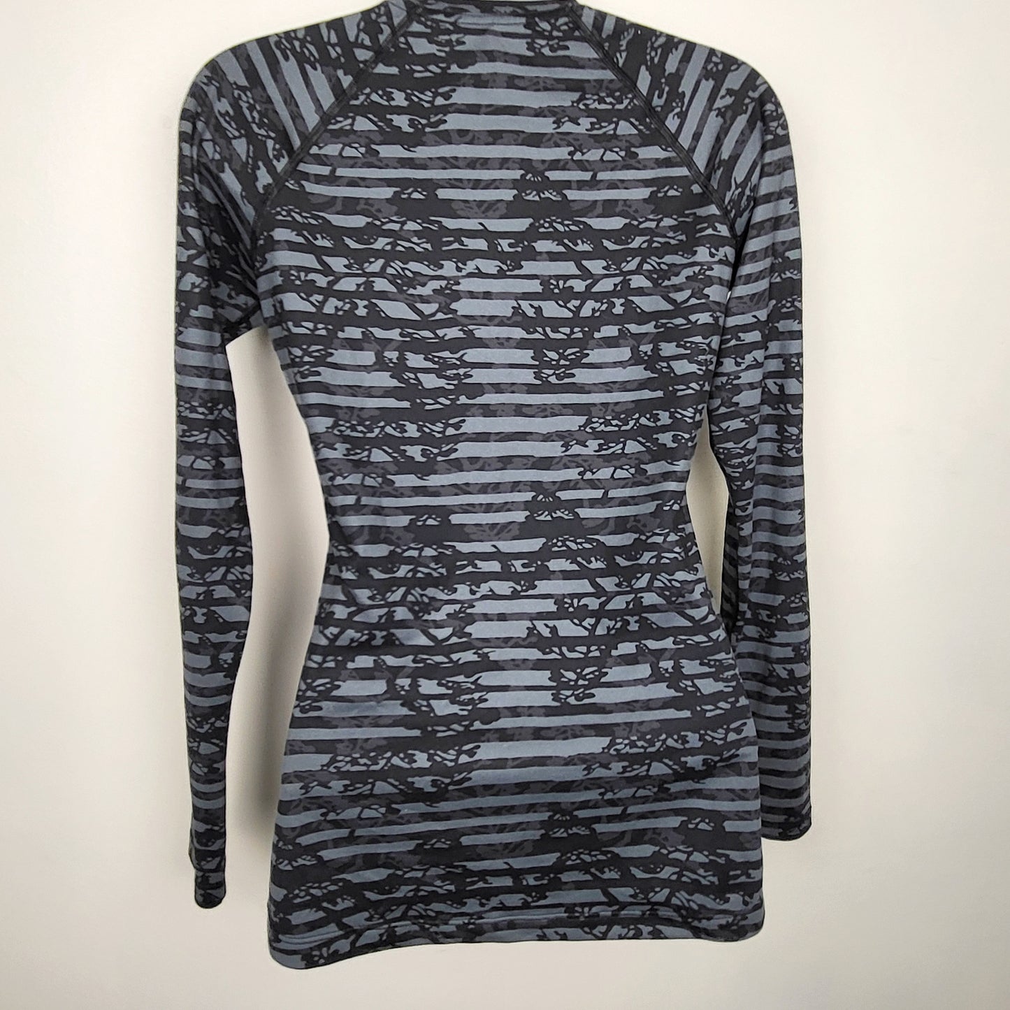 KTRC1 - Columbia black and grey patterned omni-heat base layer shirt. Size XS