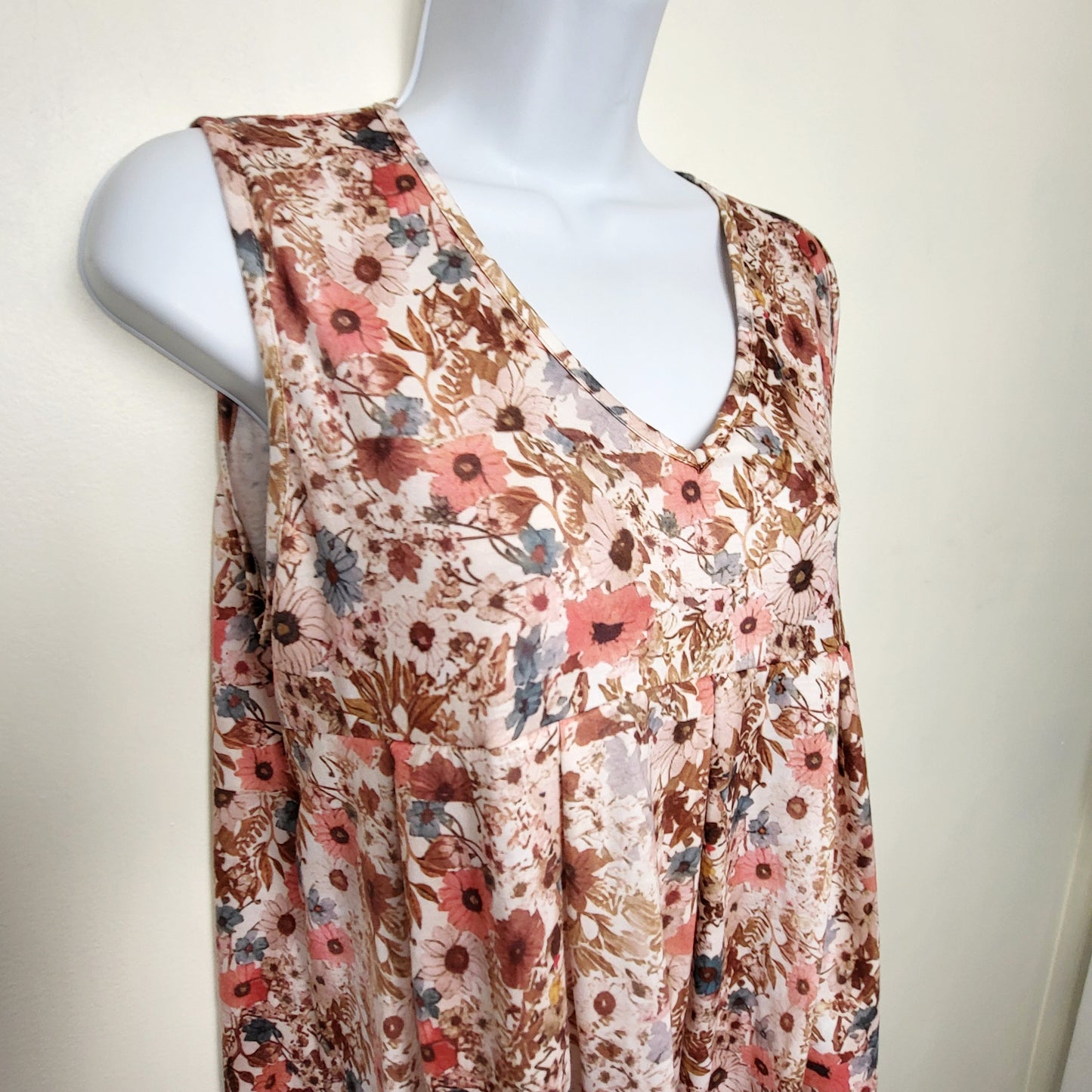 AGLL1 - Sleeveless floral print mini dress. Size medium