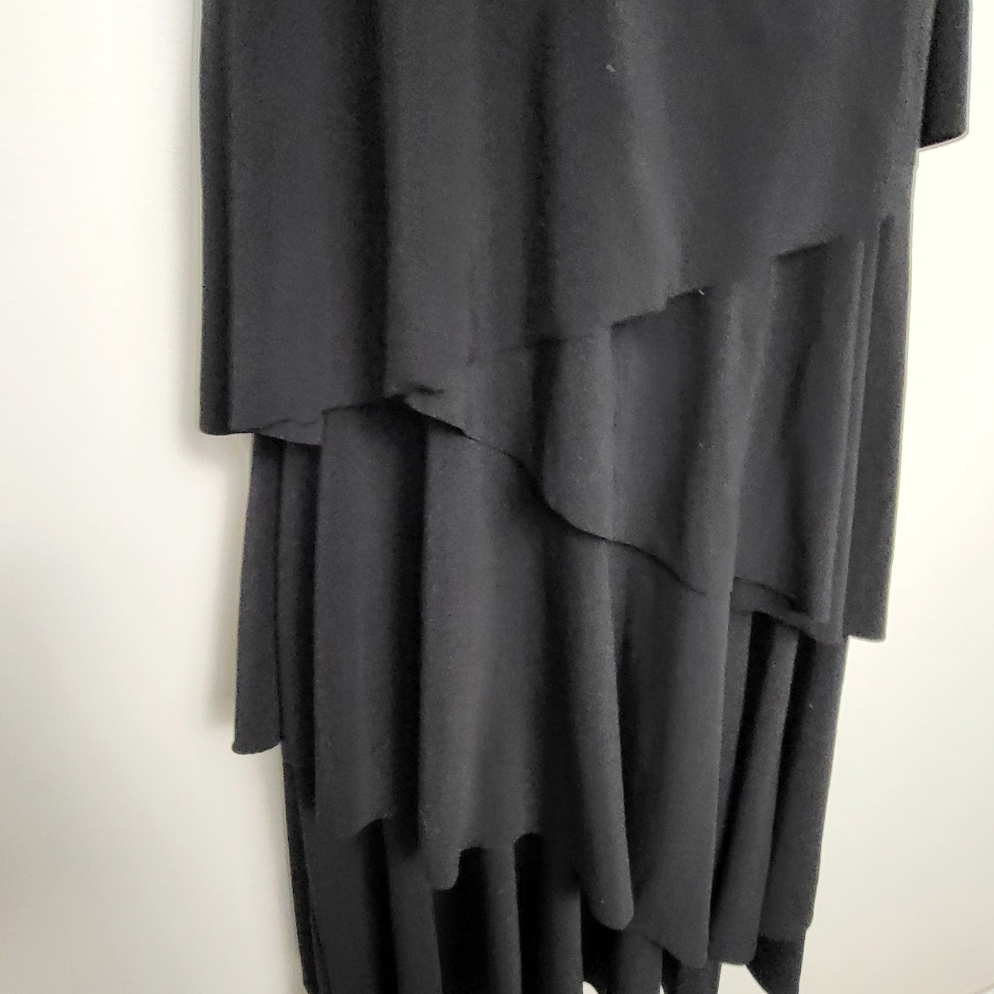 AGLL1 - Vintage Joseph Ribkoff black tiered sleeveless dress. Size 10 🍁