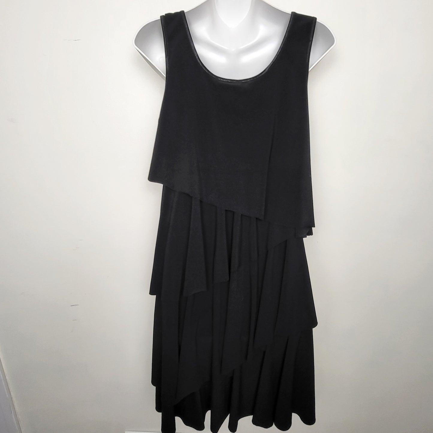 AGLL1 - Vintage Joseph Ribkoff black tiered sleeveless dress. Size 10 🍁