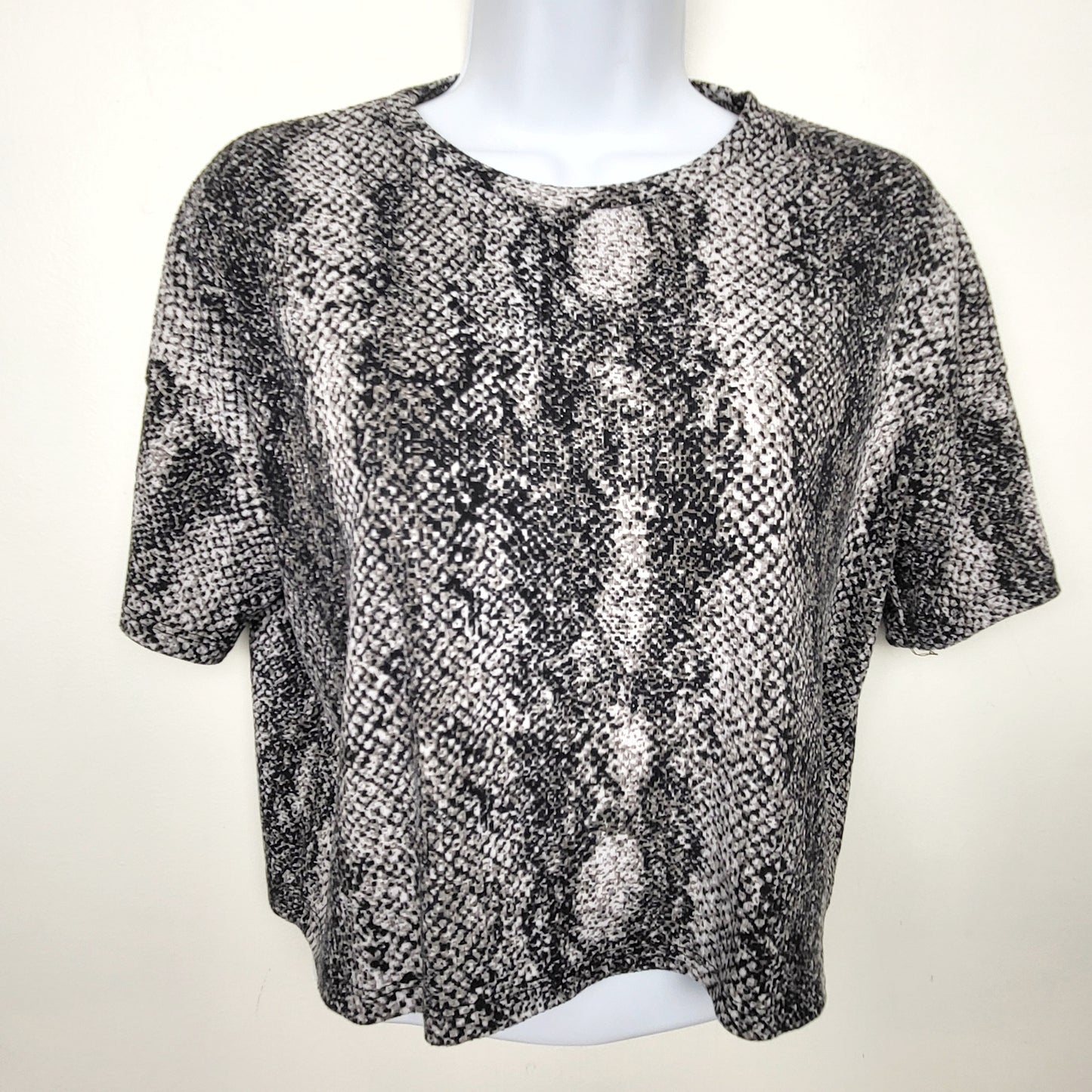 CMCRD1 - Antistar snakeskin printed cropped top. Size small 🍁