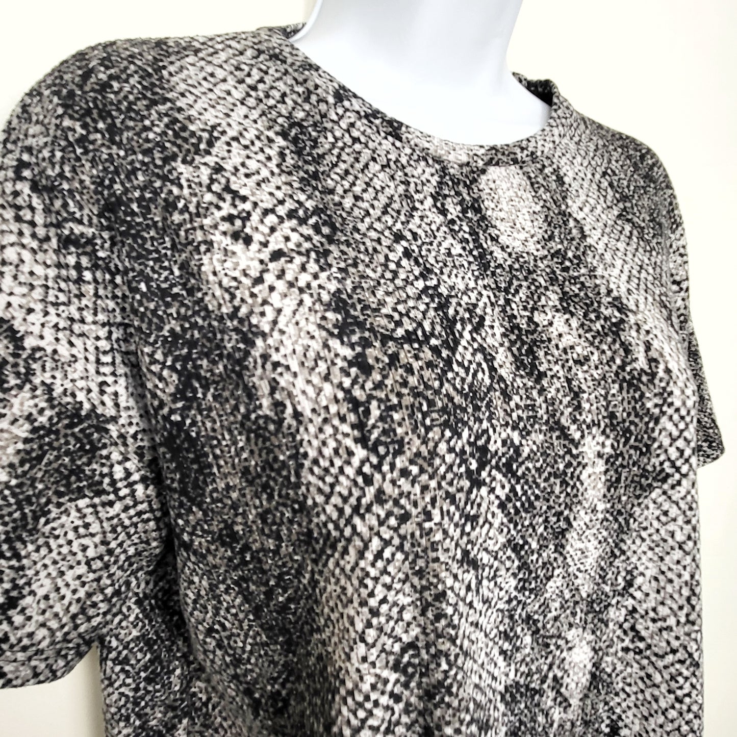 CMCRD1 - Antistar snakeskin printed cropped top. Size small 🍁