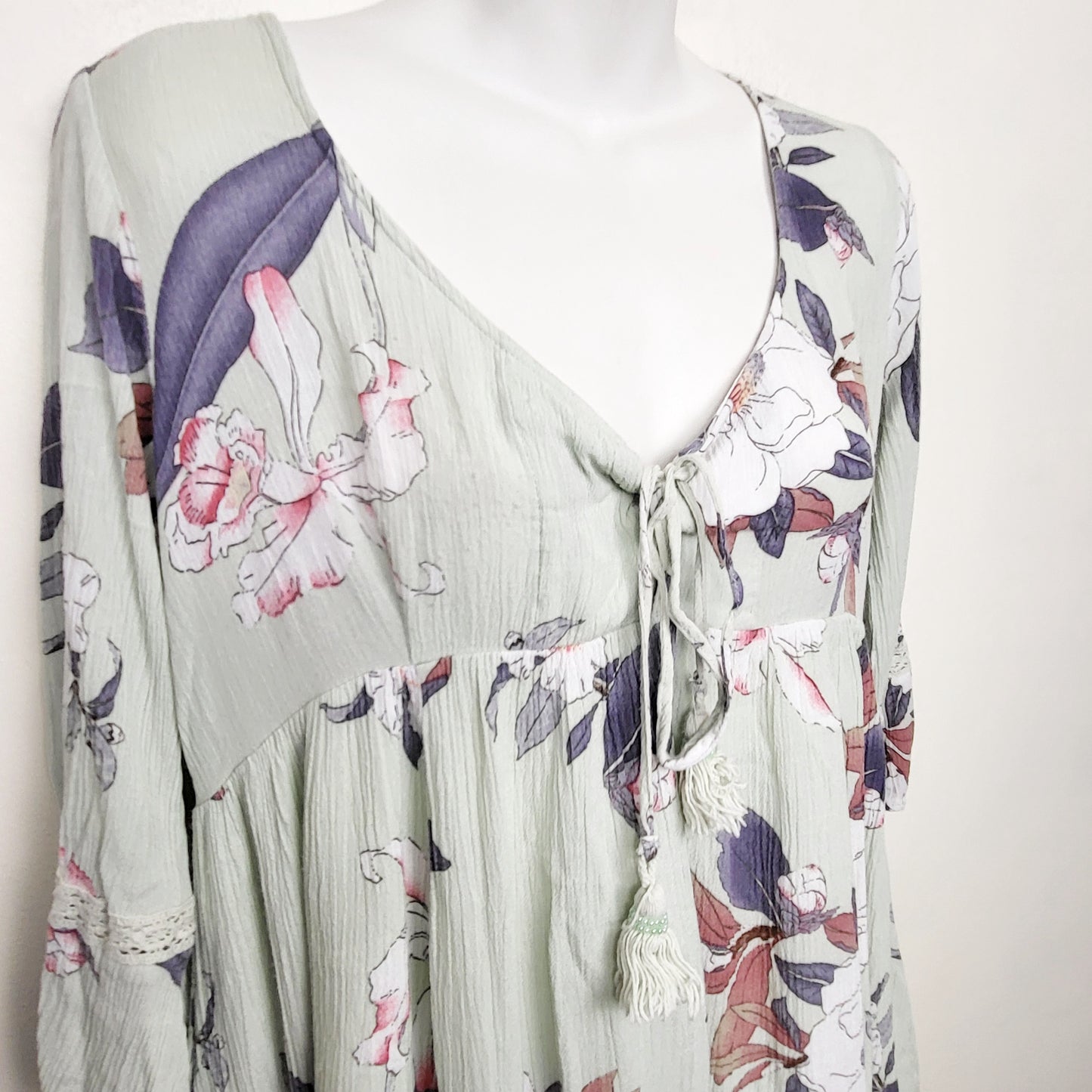 CMCRD1 - Free People mint green floral print swing tunic with bell sleeves. Size small