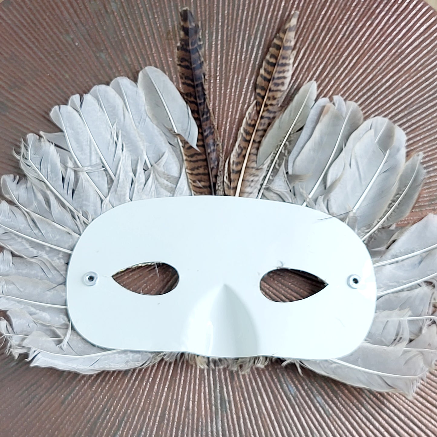 RWNDZ - Feather masquerade mask, good condition bit needs to string so it can stay on